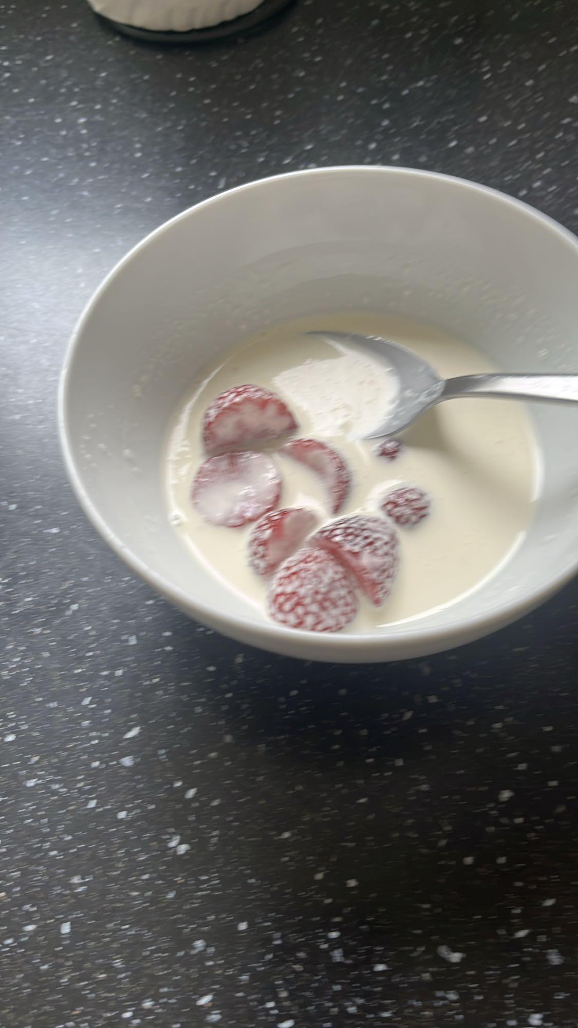 Jordgubbar med mjölk
