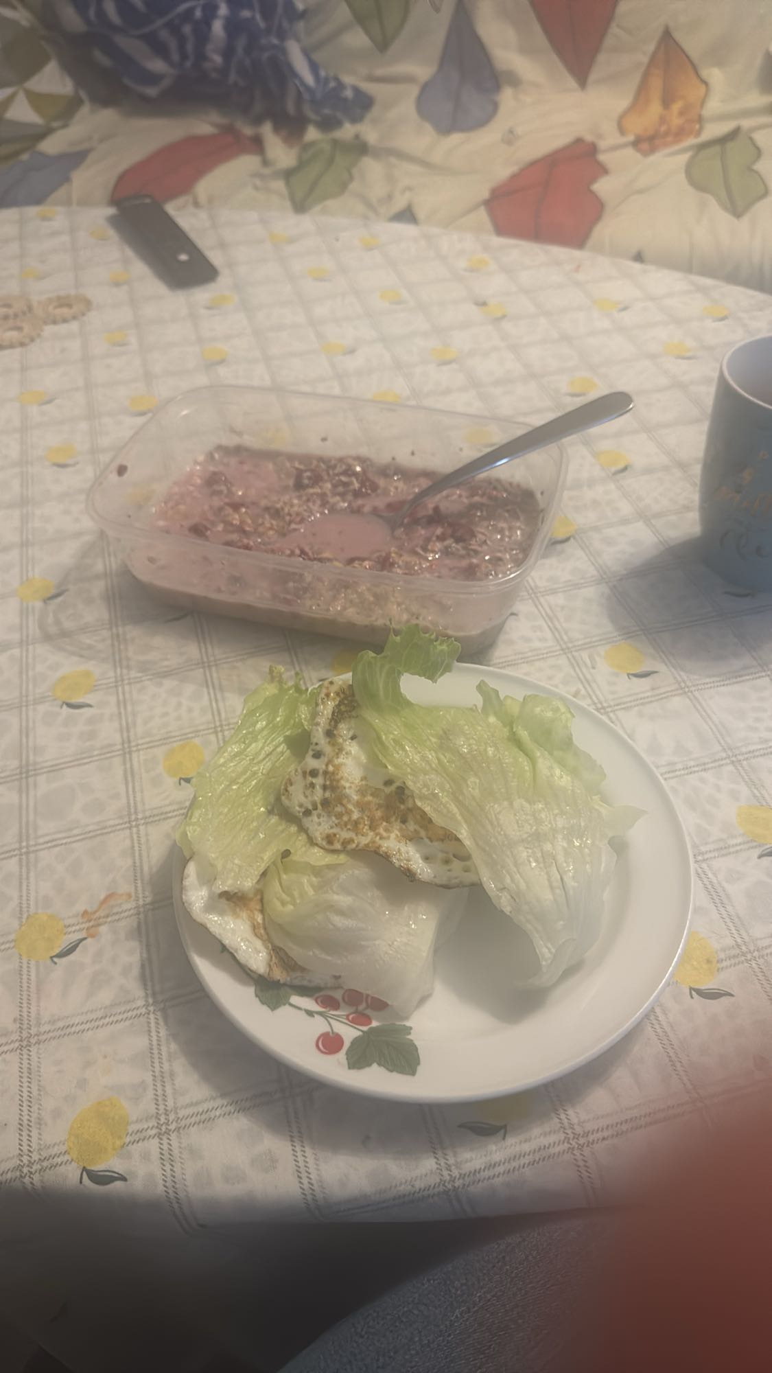 Stekt ägg med sallad