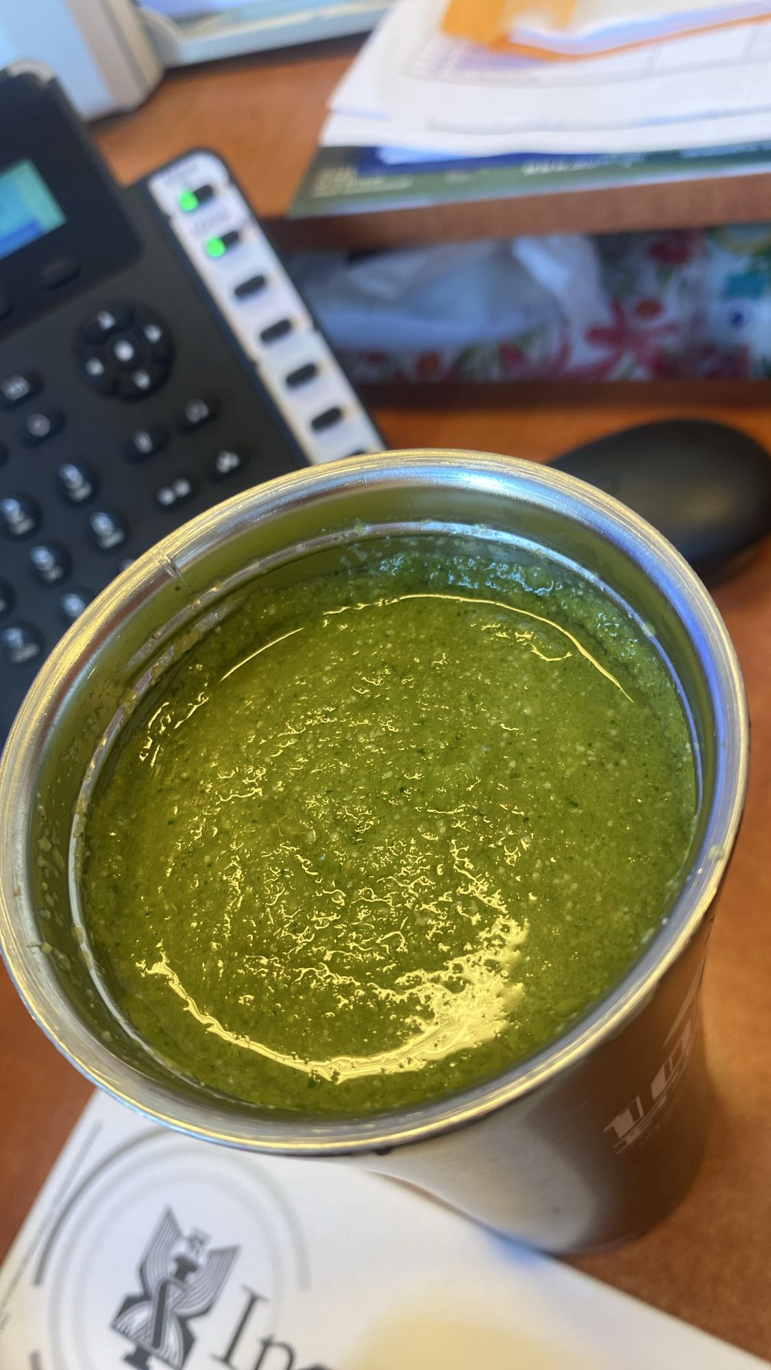 Smoothie z wody, połowy jabłka, połowy pomarańczy, natki pietruszki i ziaren dyni