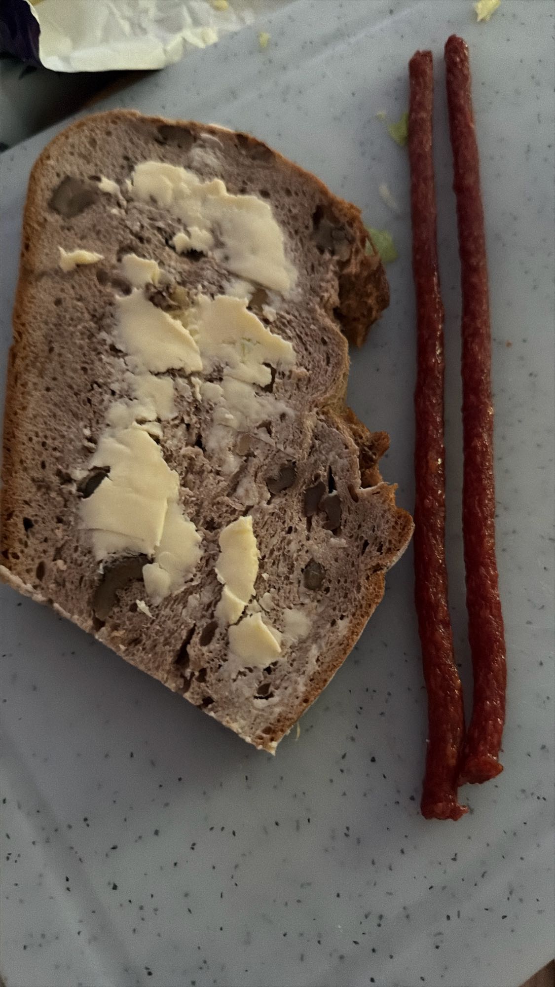Brot mit Butter und Sticks