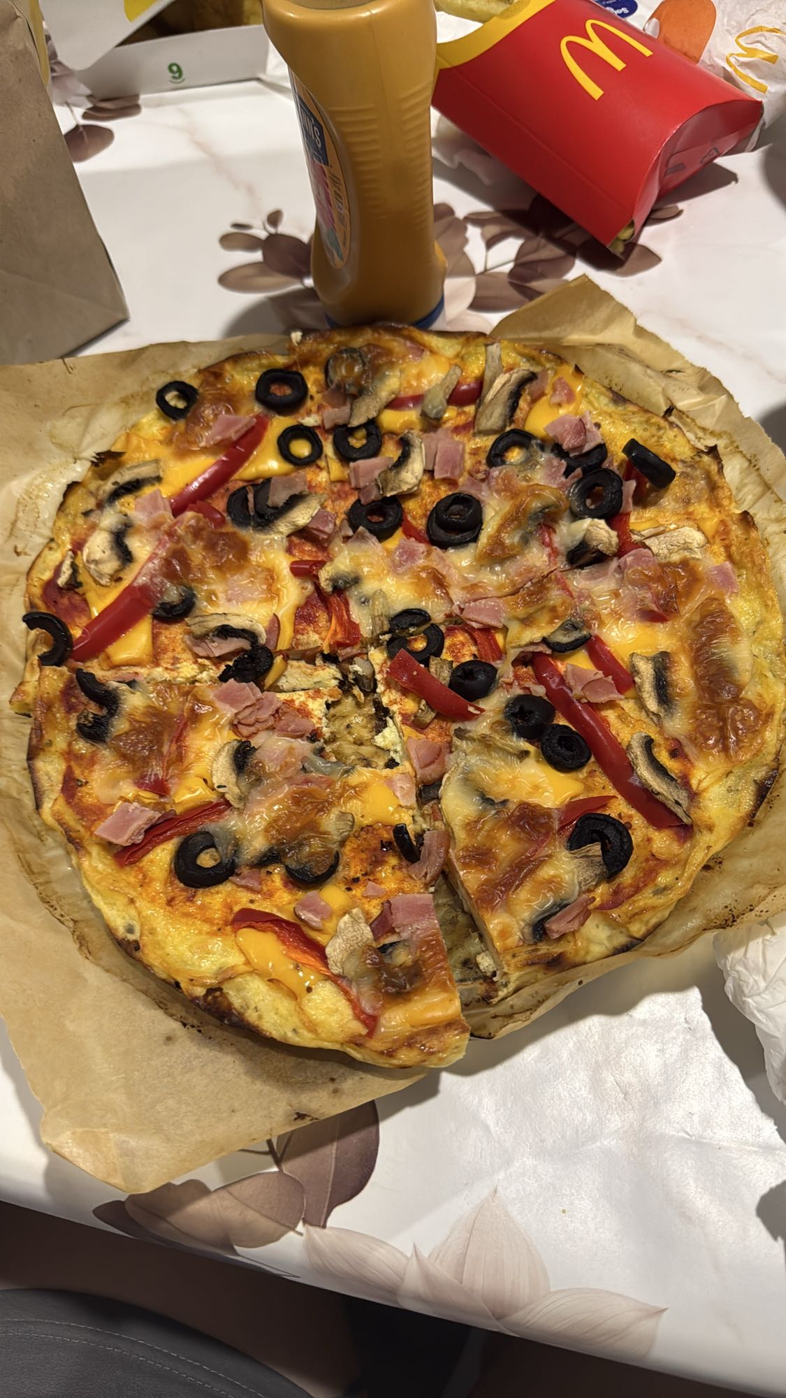 Pizza cu sunca si masline