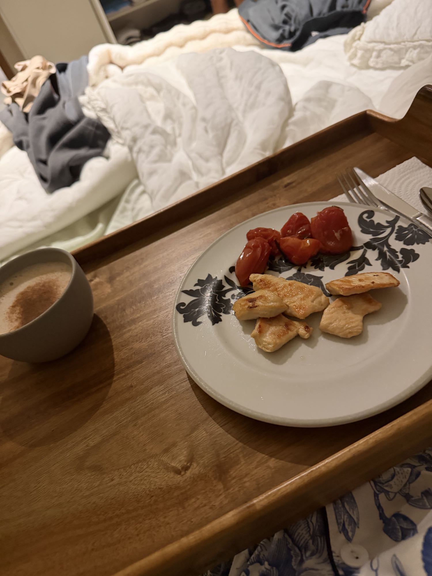 pollo con tomates y café