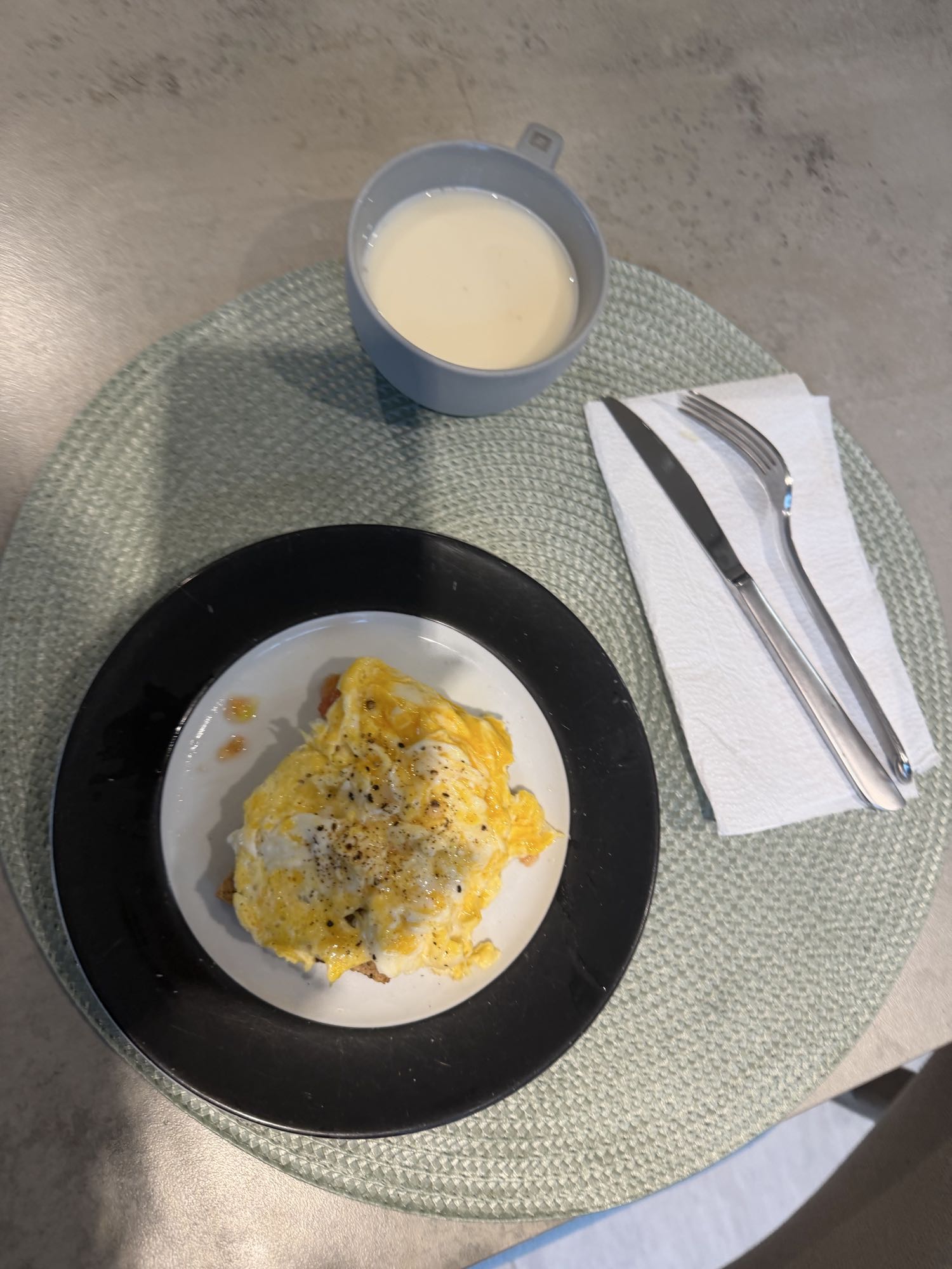 huevos con tostada integral, tomate y té con leche descremada