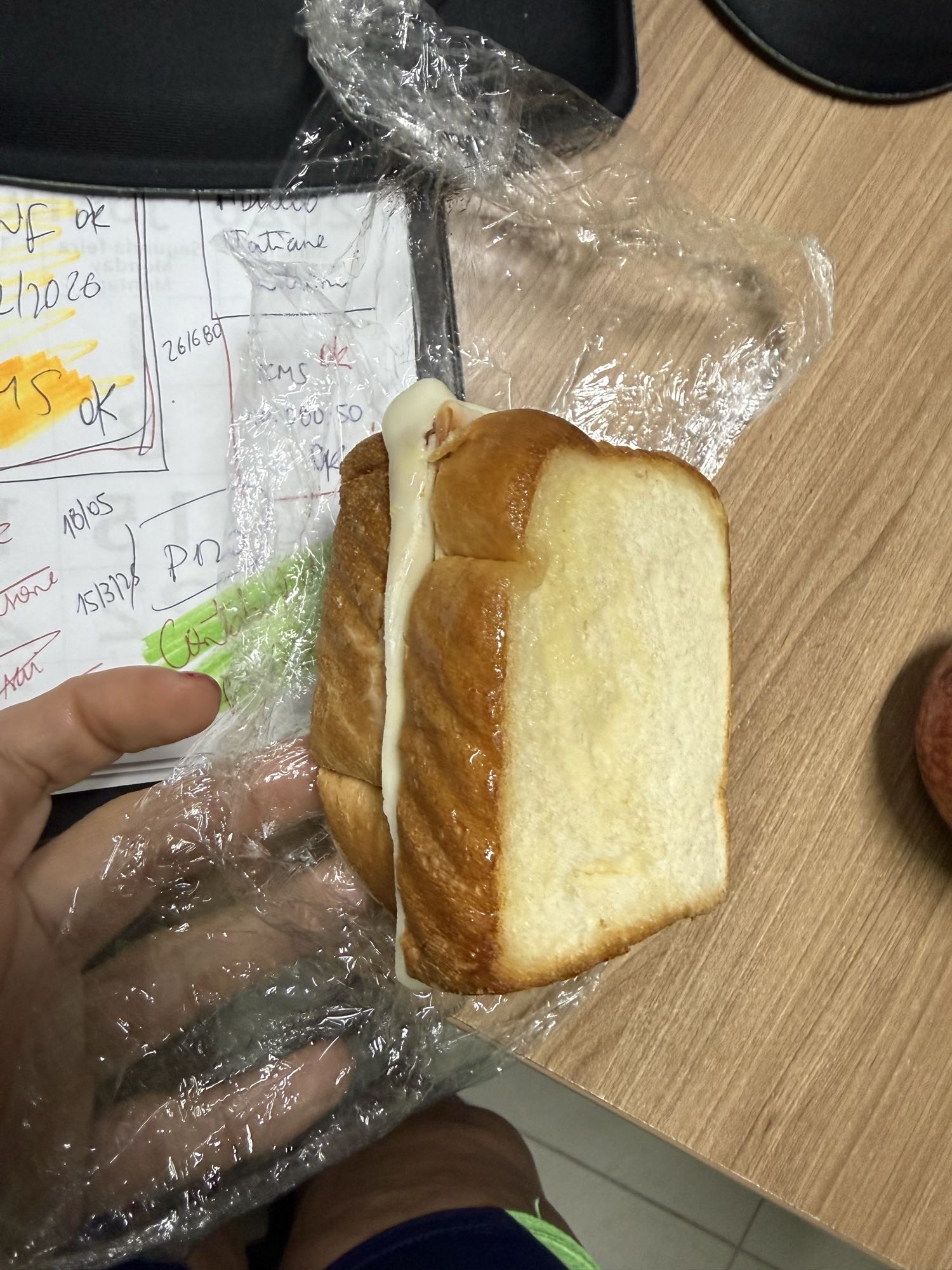 pao com queijo e presunto
