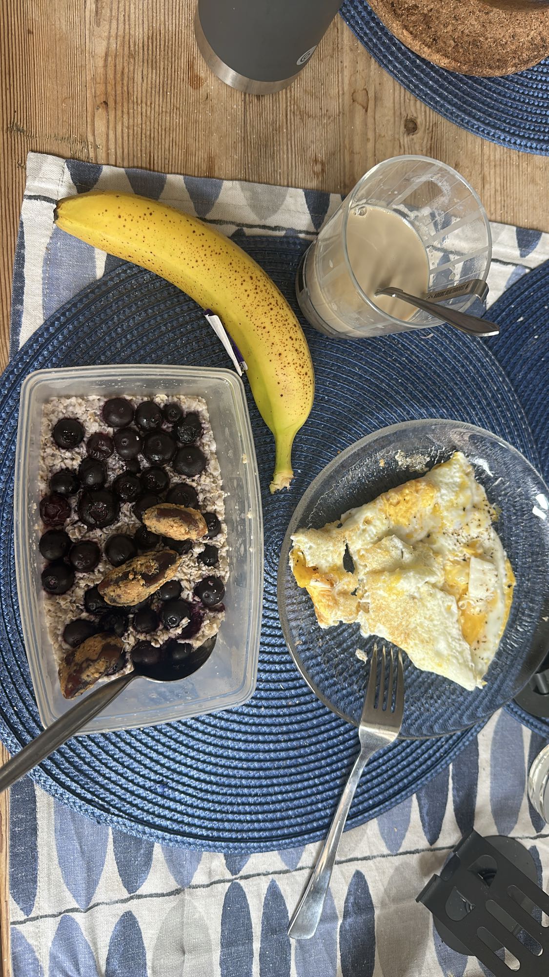 Frukost med gröt och ägg