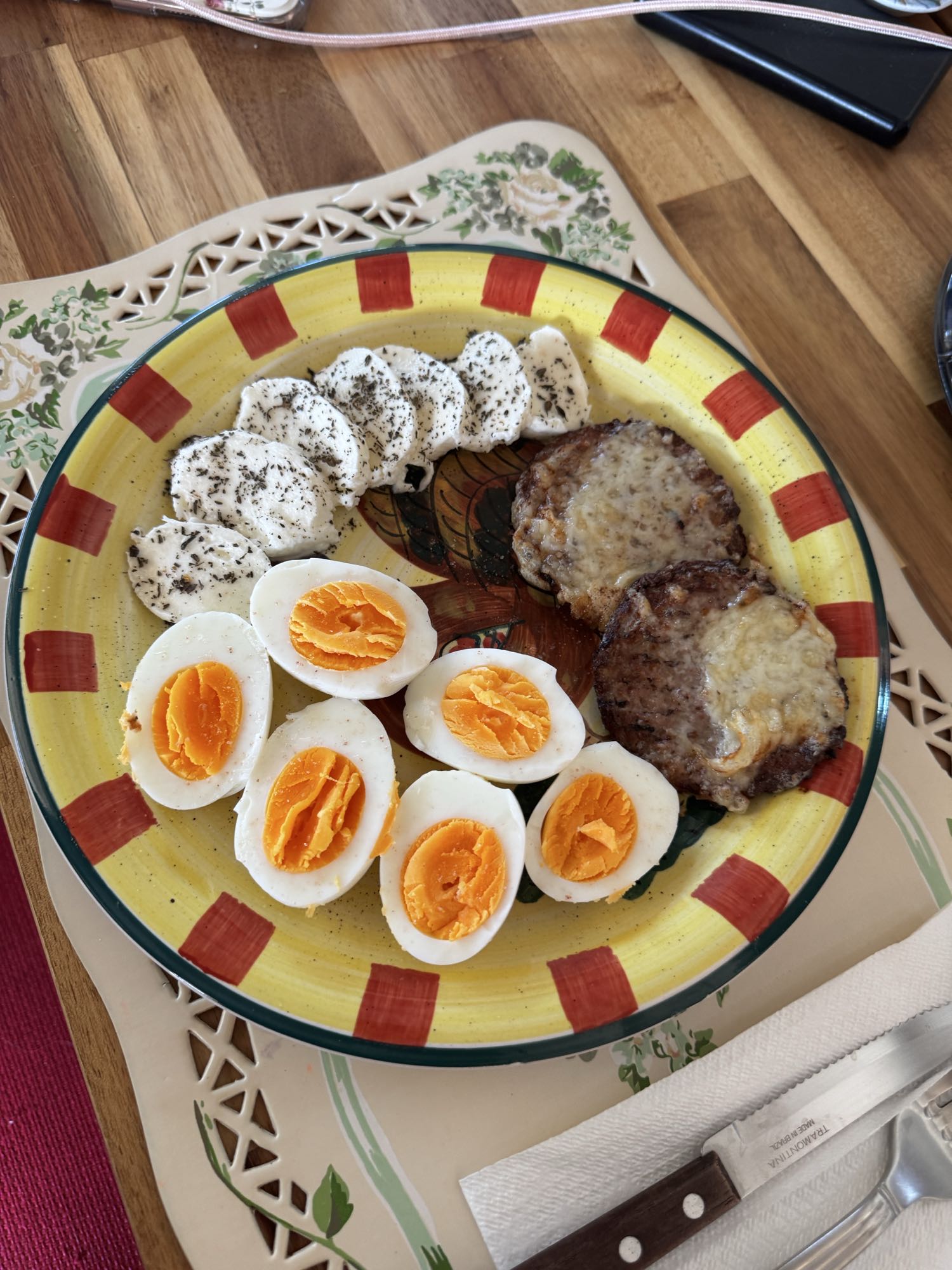 huevos carne y mozzarella