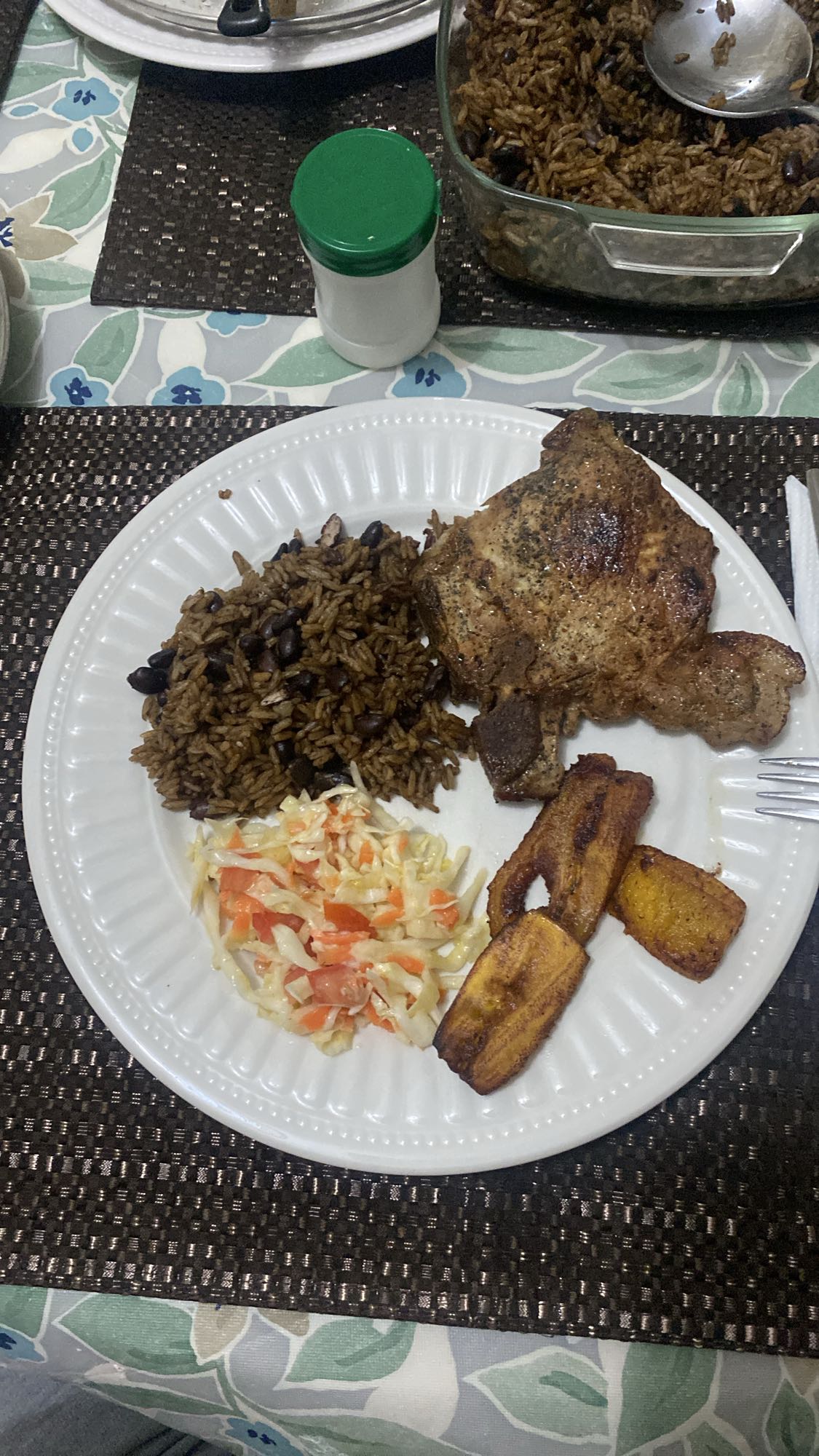 pollo con moro y tostones