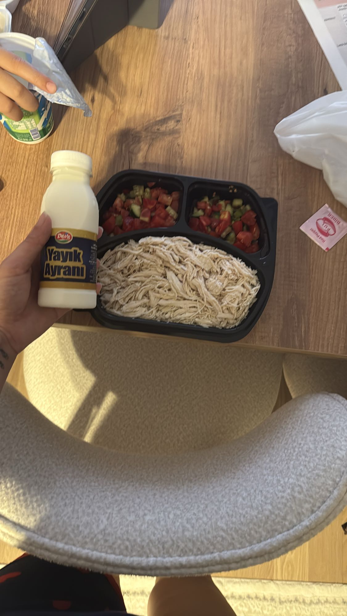 Didiklenmiş Tavuk ve Pirinç Pilavı Salatası