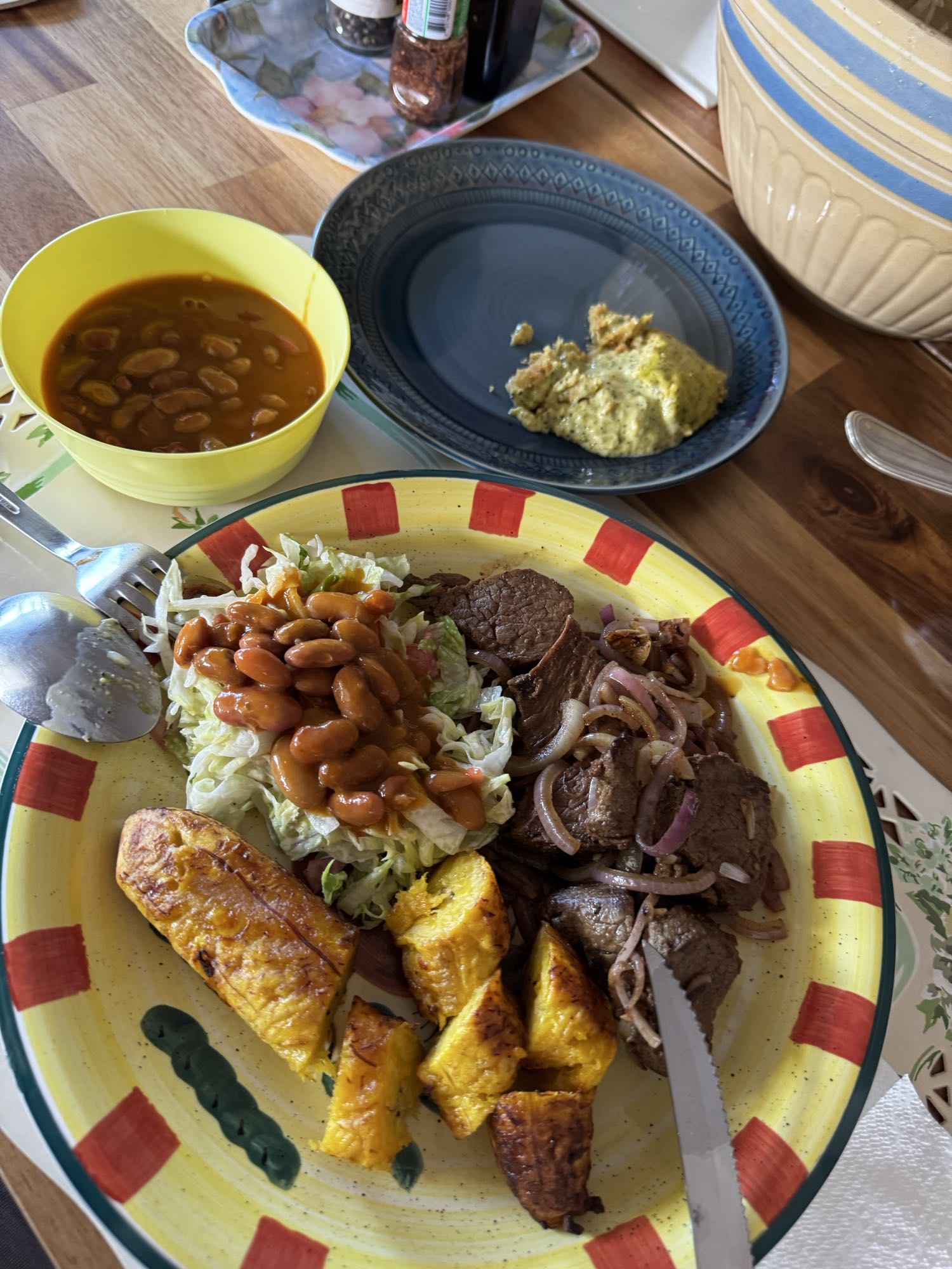 carne con frijoles y plátano