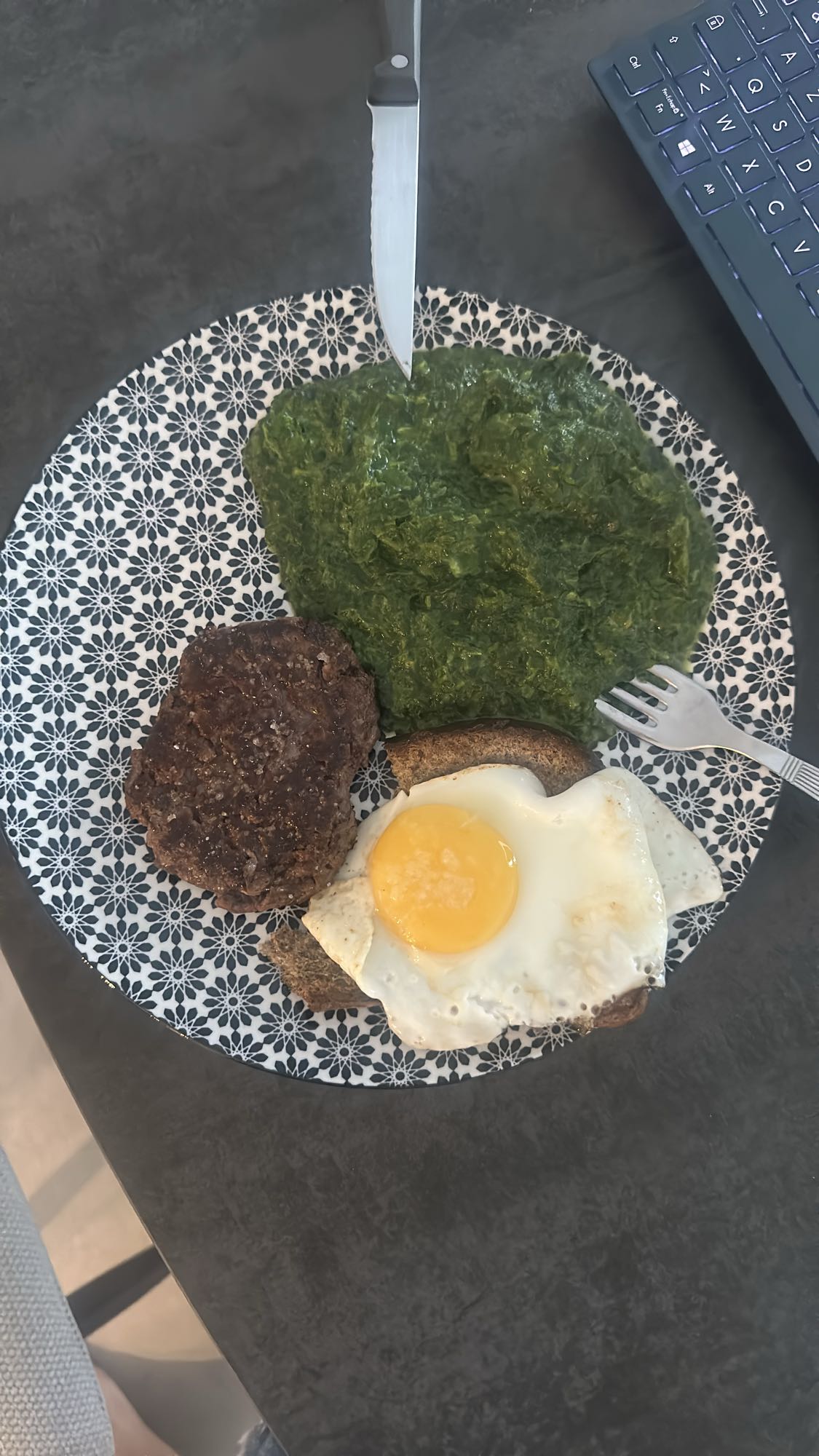 Steak haché épinards œuf