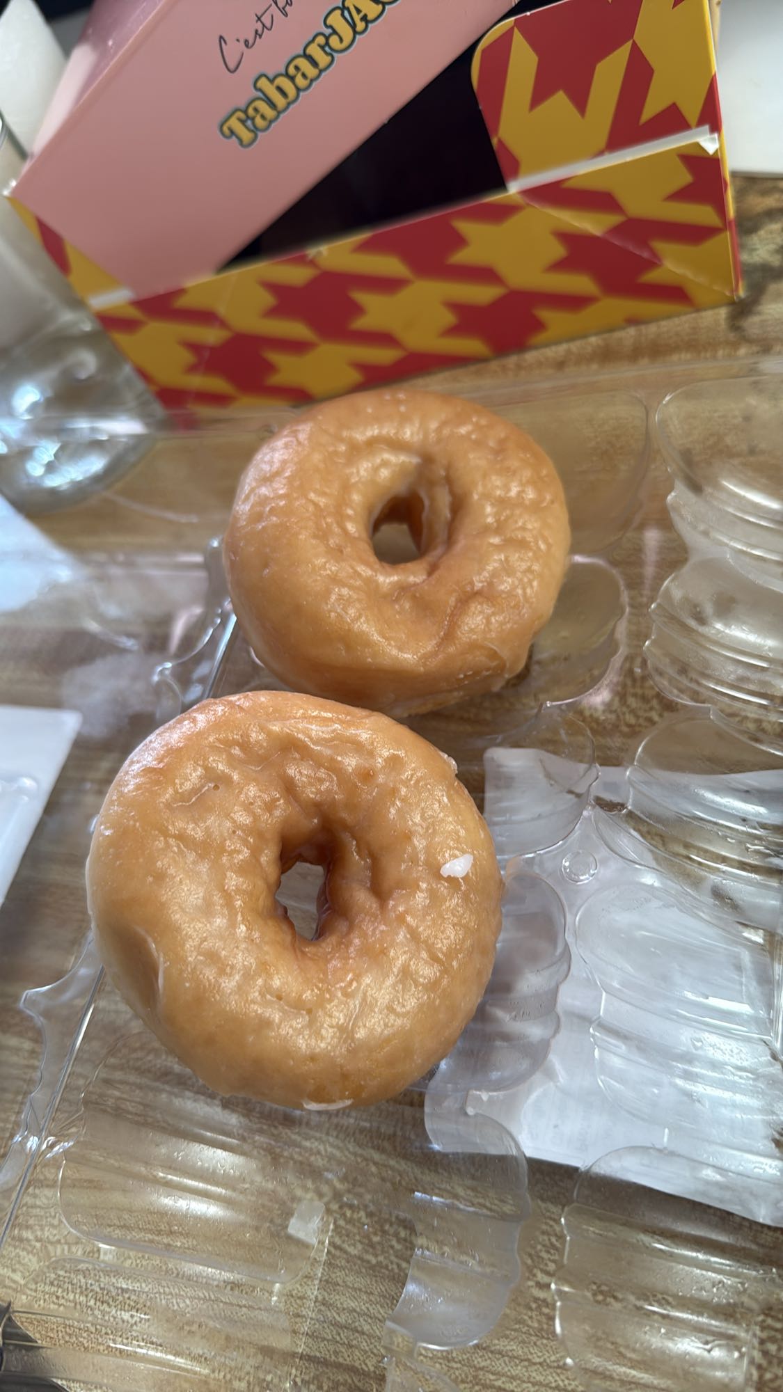 Deux donuts glacés