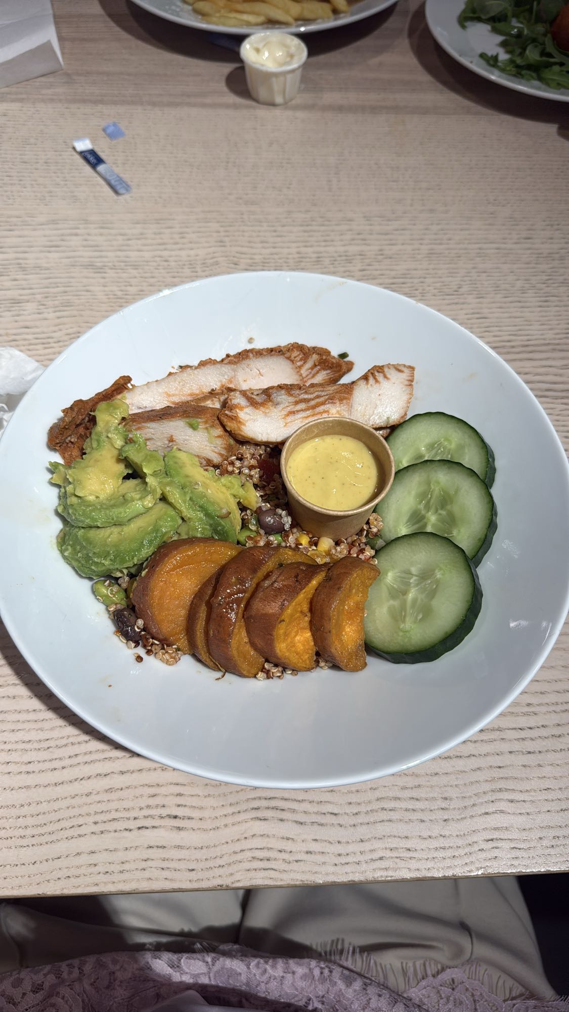 Kip quinoa bowl