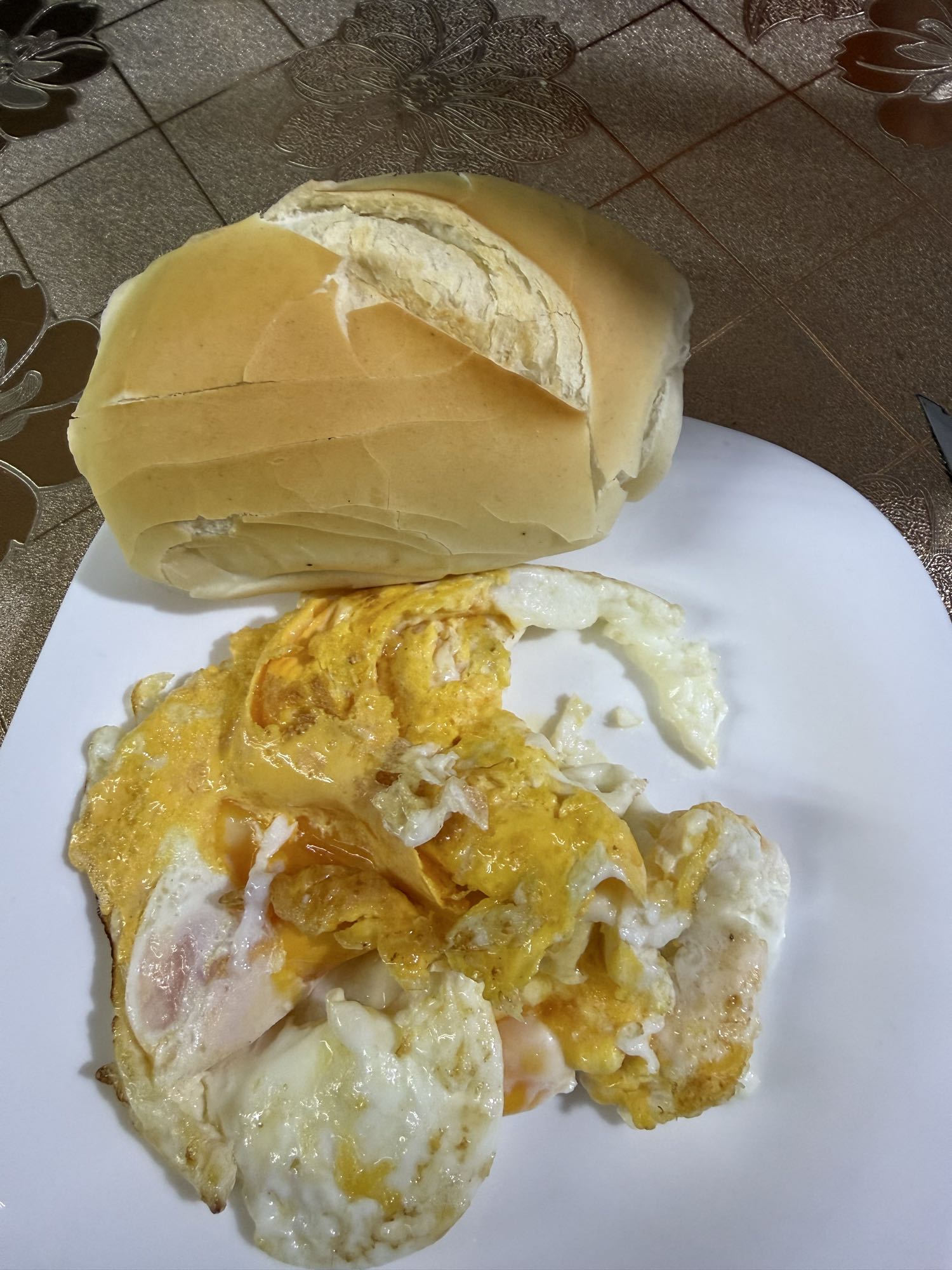 Pão com ovos fritos
