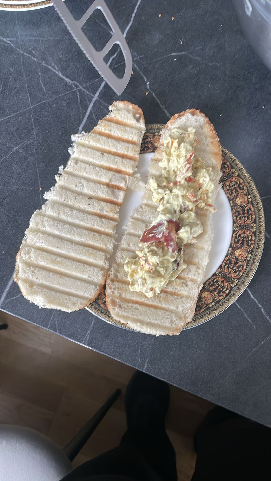 Toast med kyckling curryröra och bacon