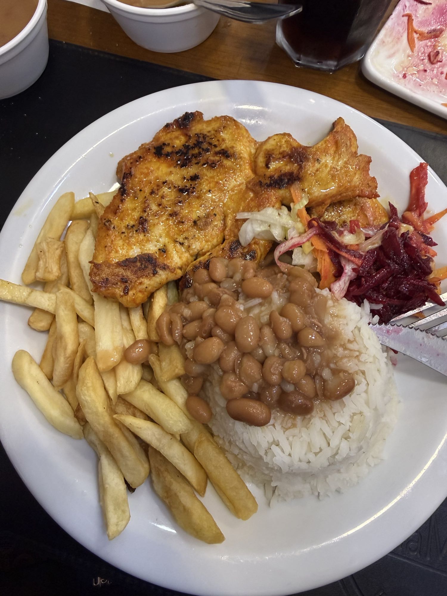 Frango com arroz e fritas
