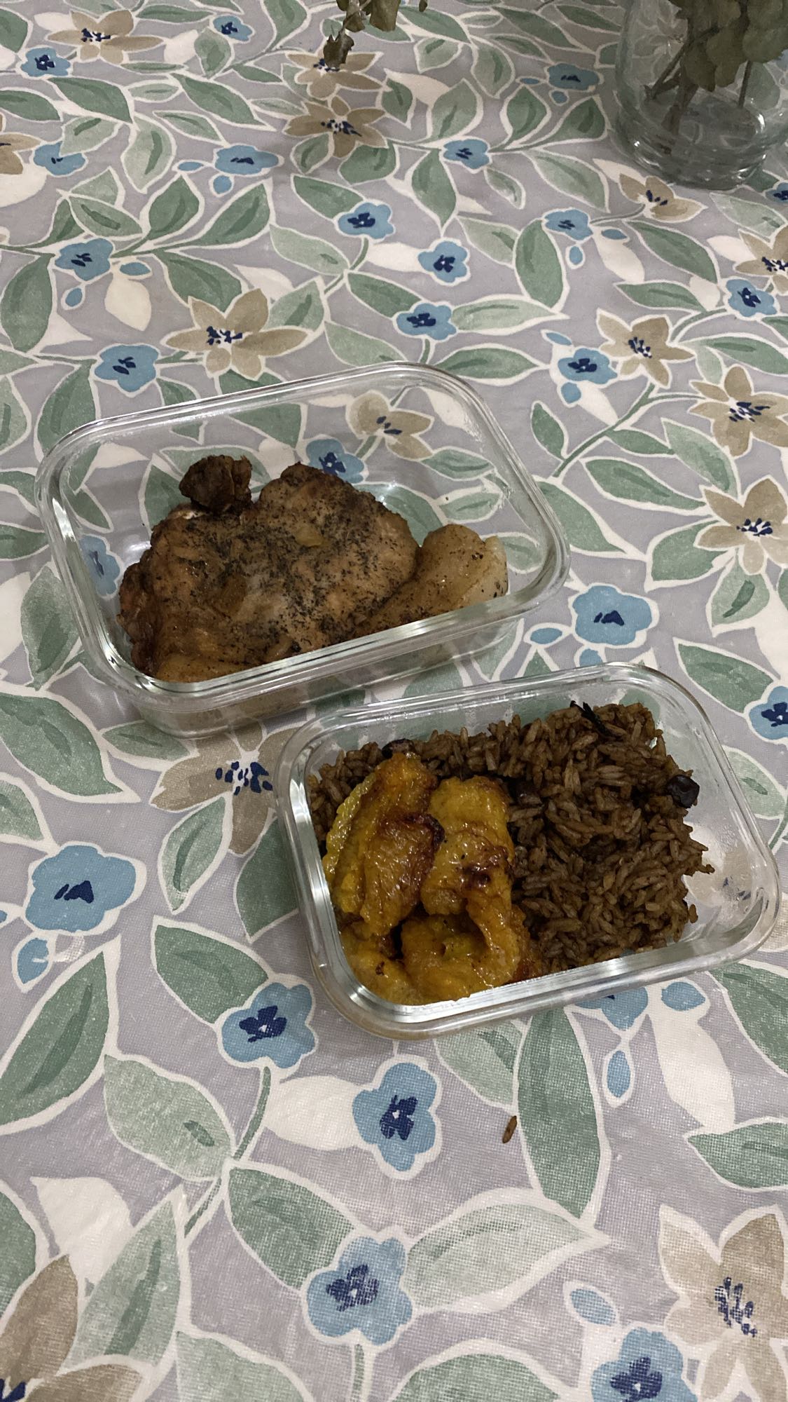 Pollo con arroz y plátano