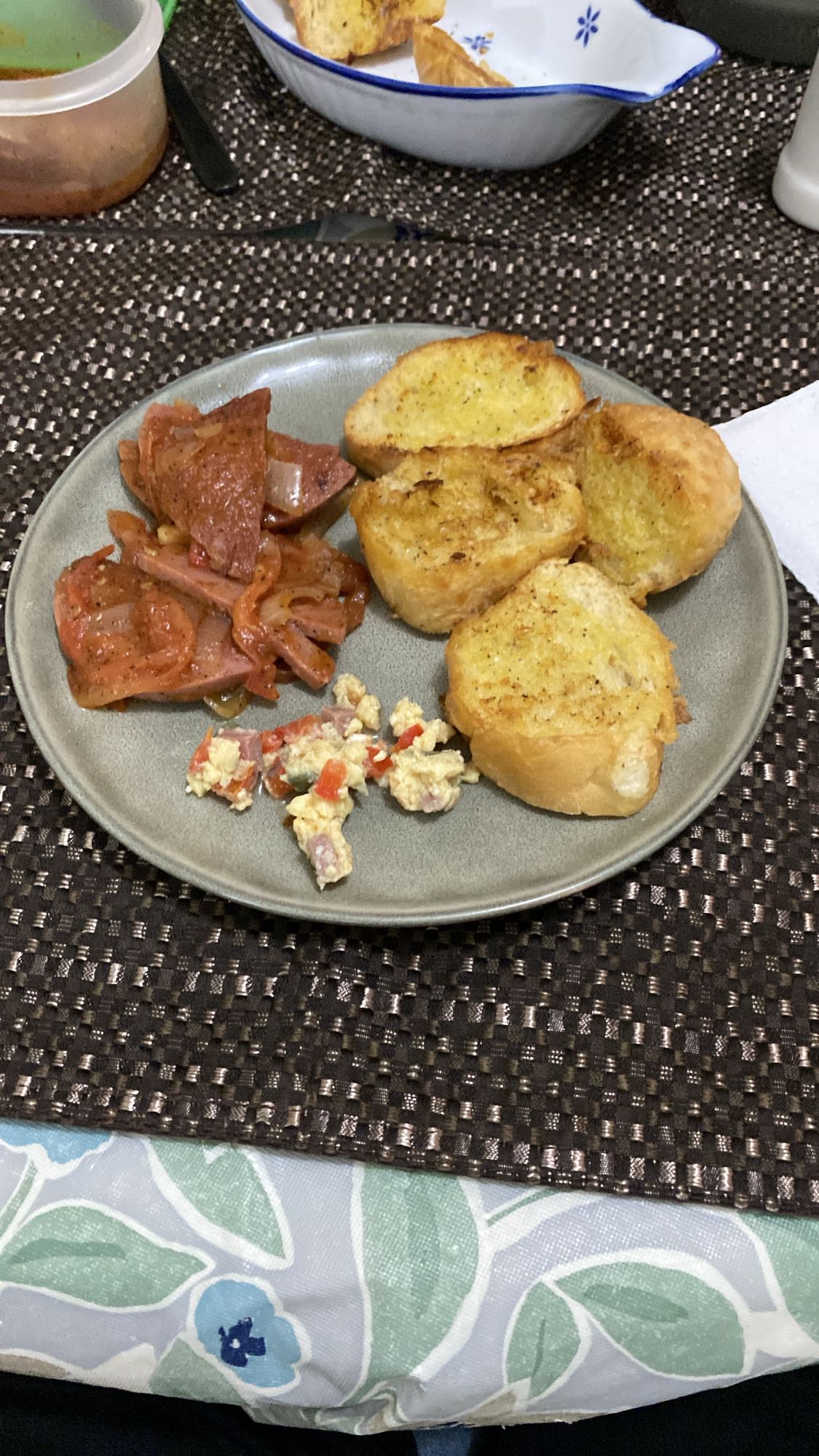 Pan con ajo y salami