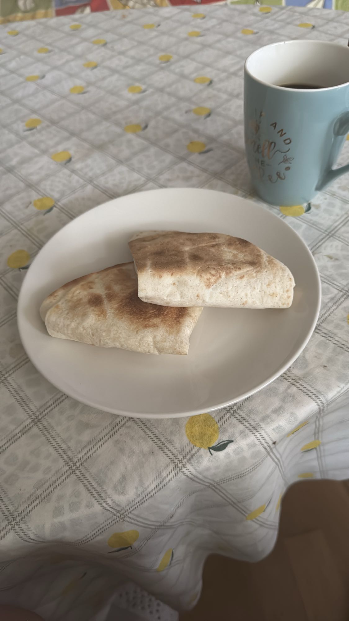 Två wraps med kaffe
