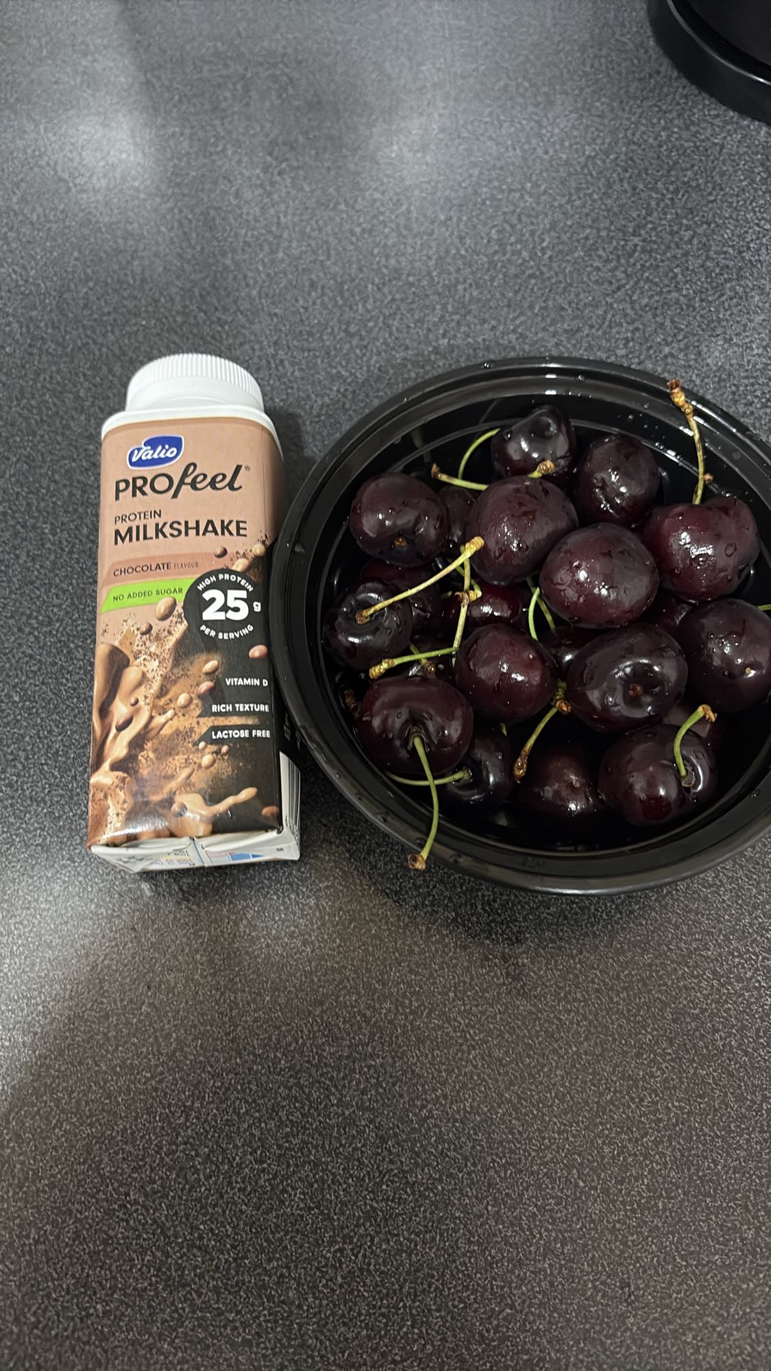 Proteindrikk og kirsebær