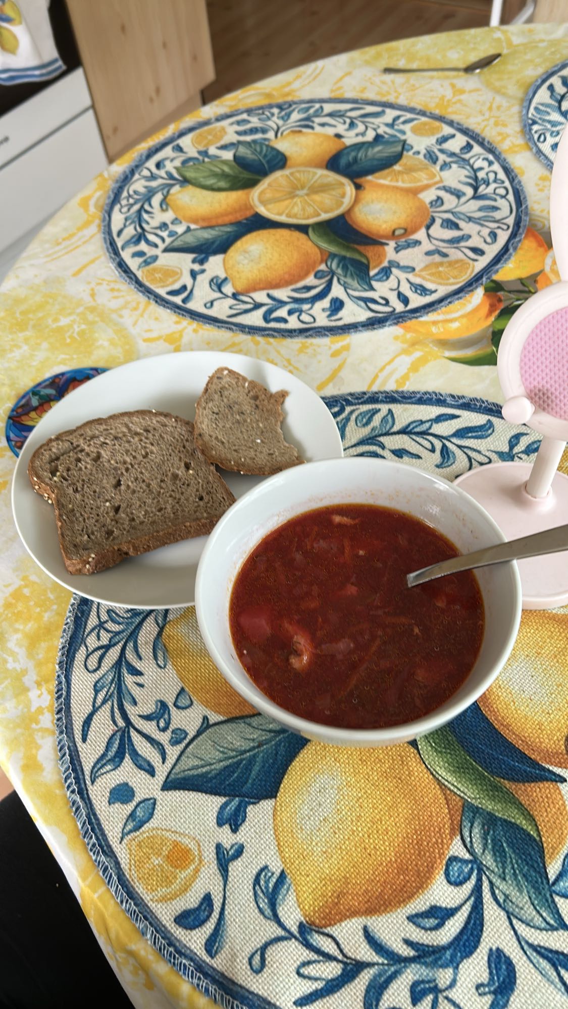 Борщ с ржаным хлебом