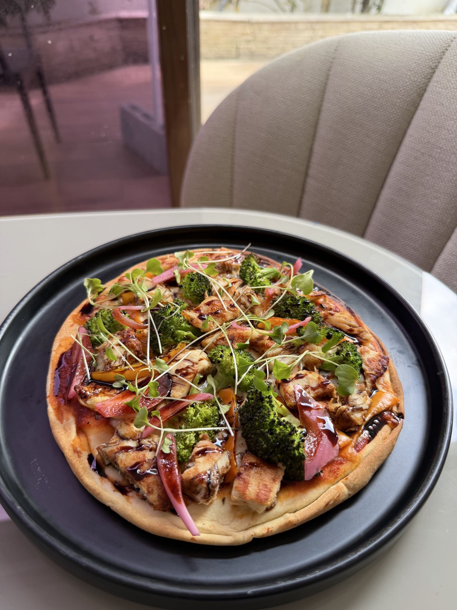 pizza de pollo y brócoli