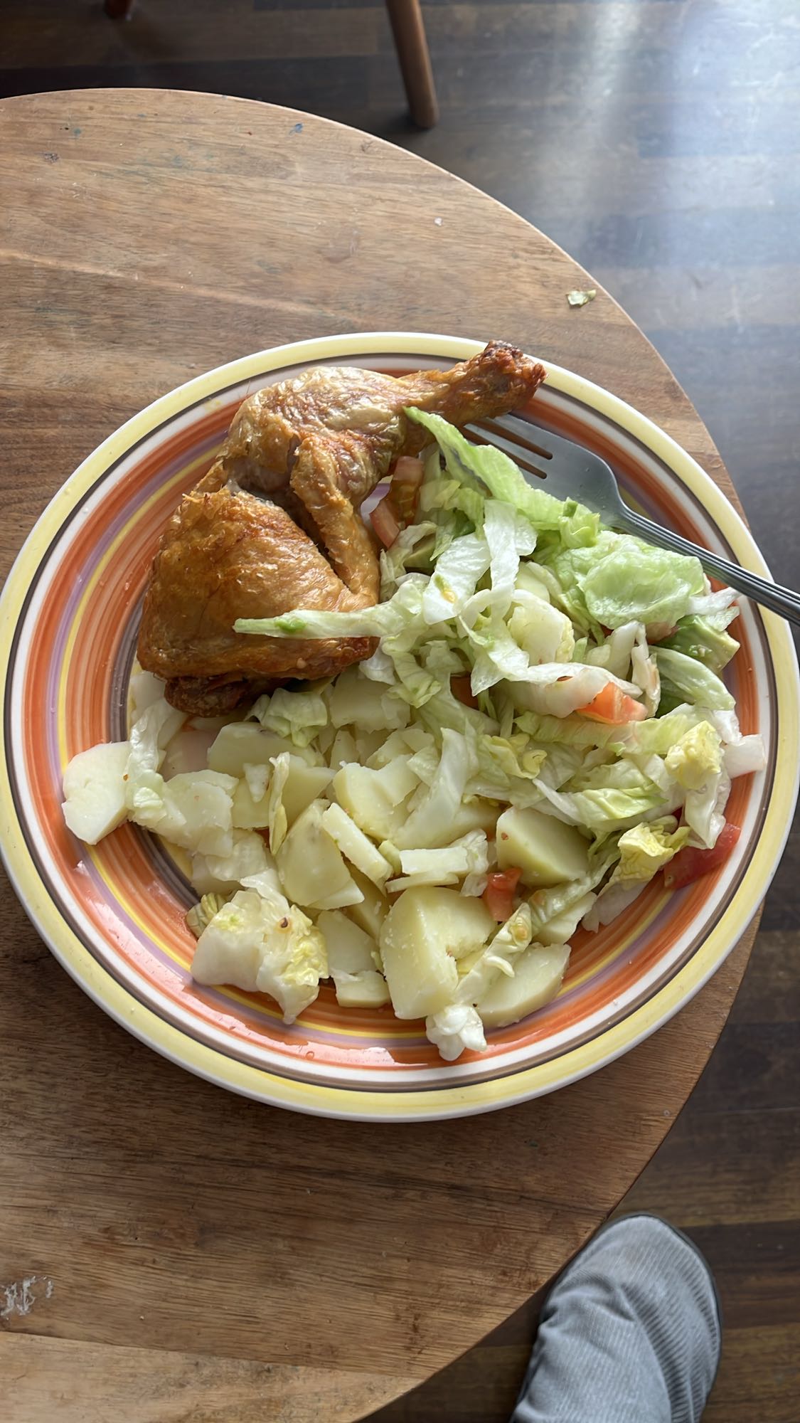 pollo con ensalada y papa