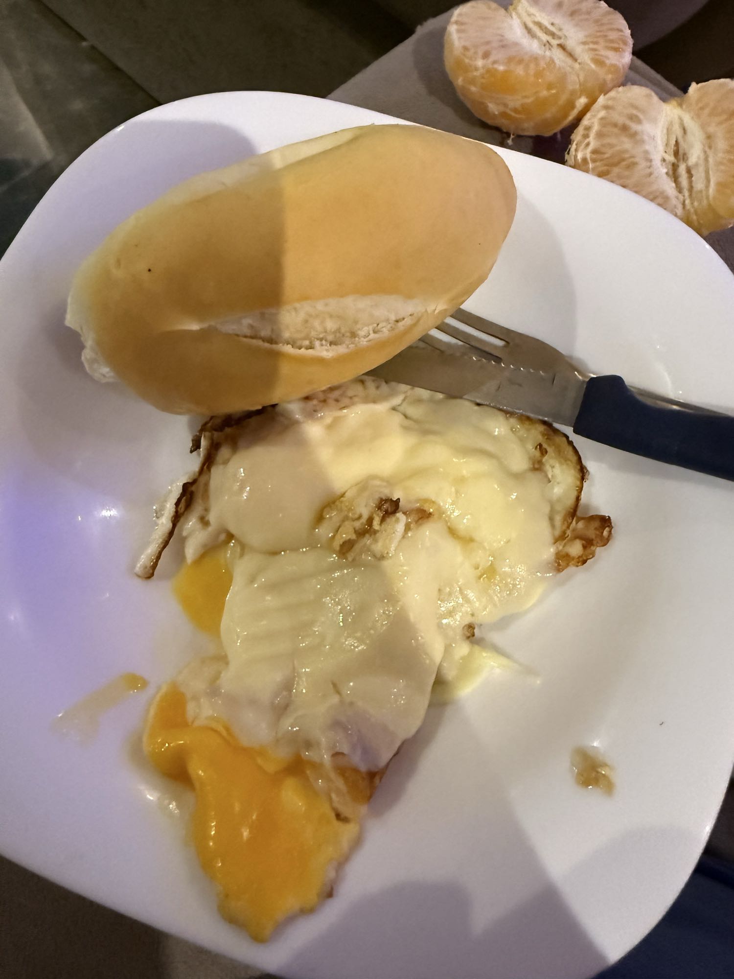 Pão com ovo e queijo