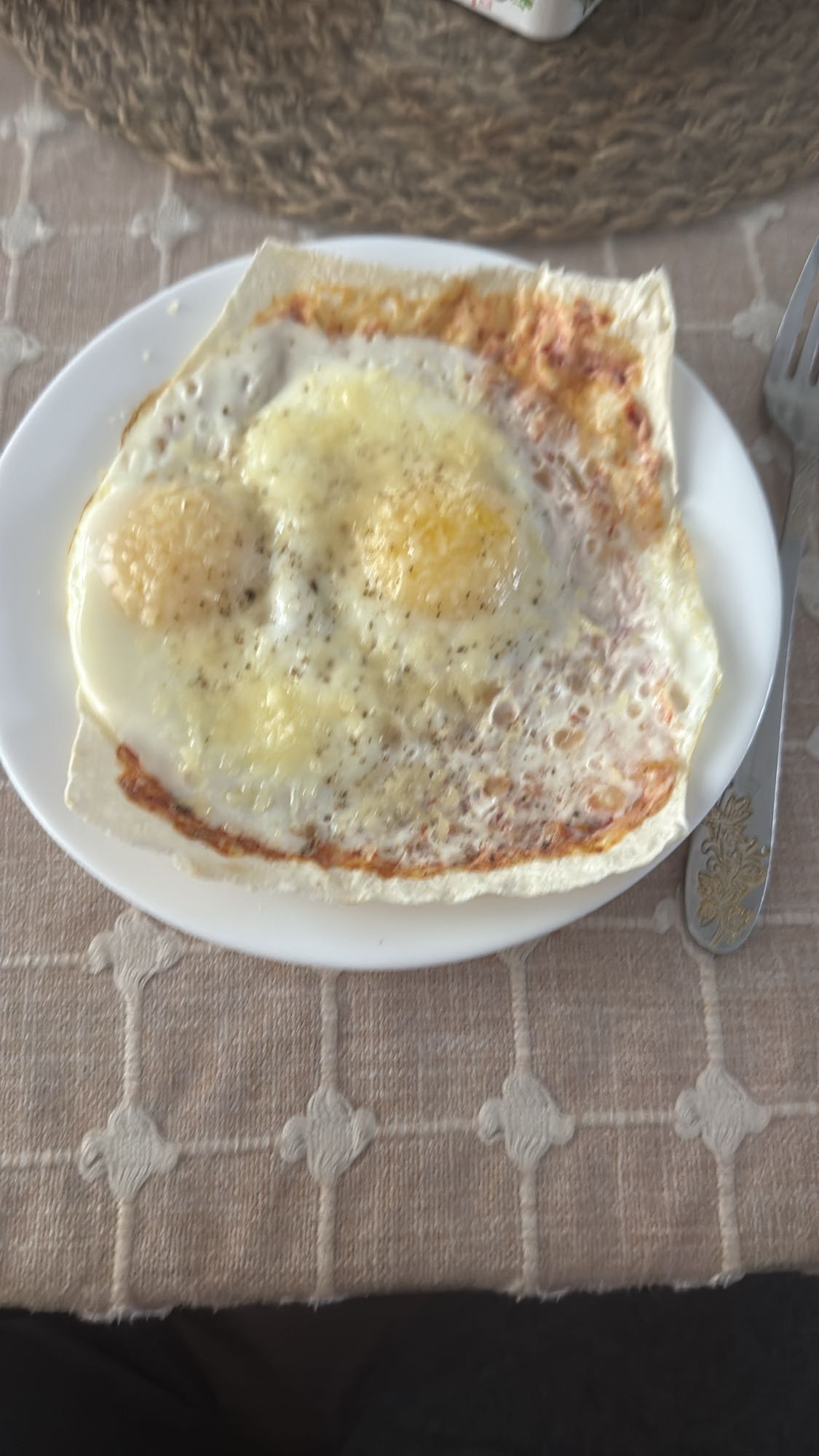 Лаваш с яйцами и сыром