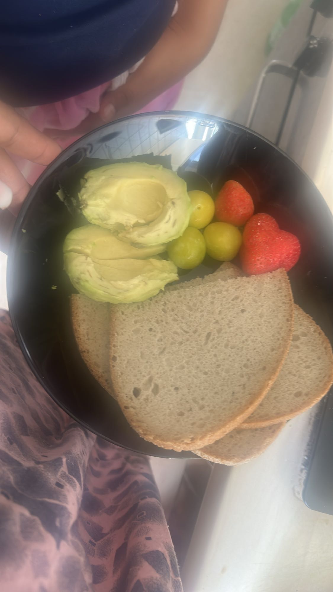 Avocado-Brot mit Obst