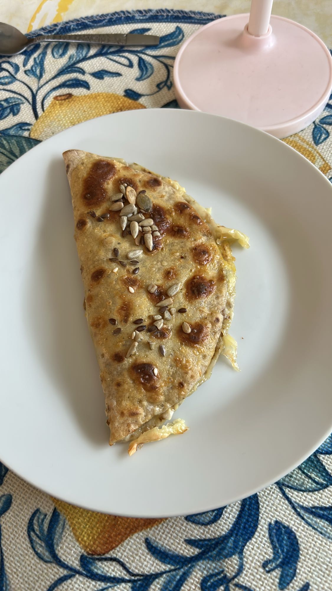 Сложенная лепешка с сыром