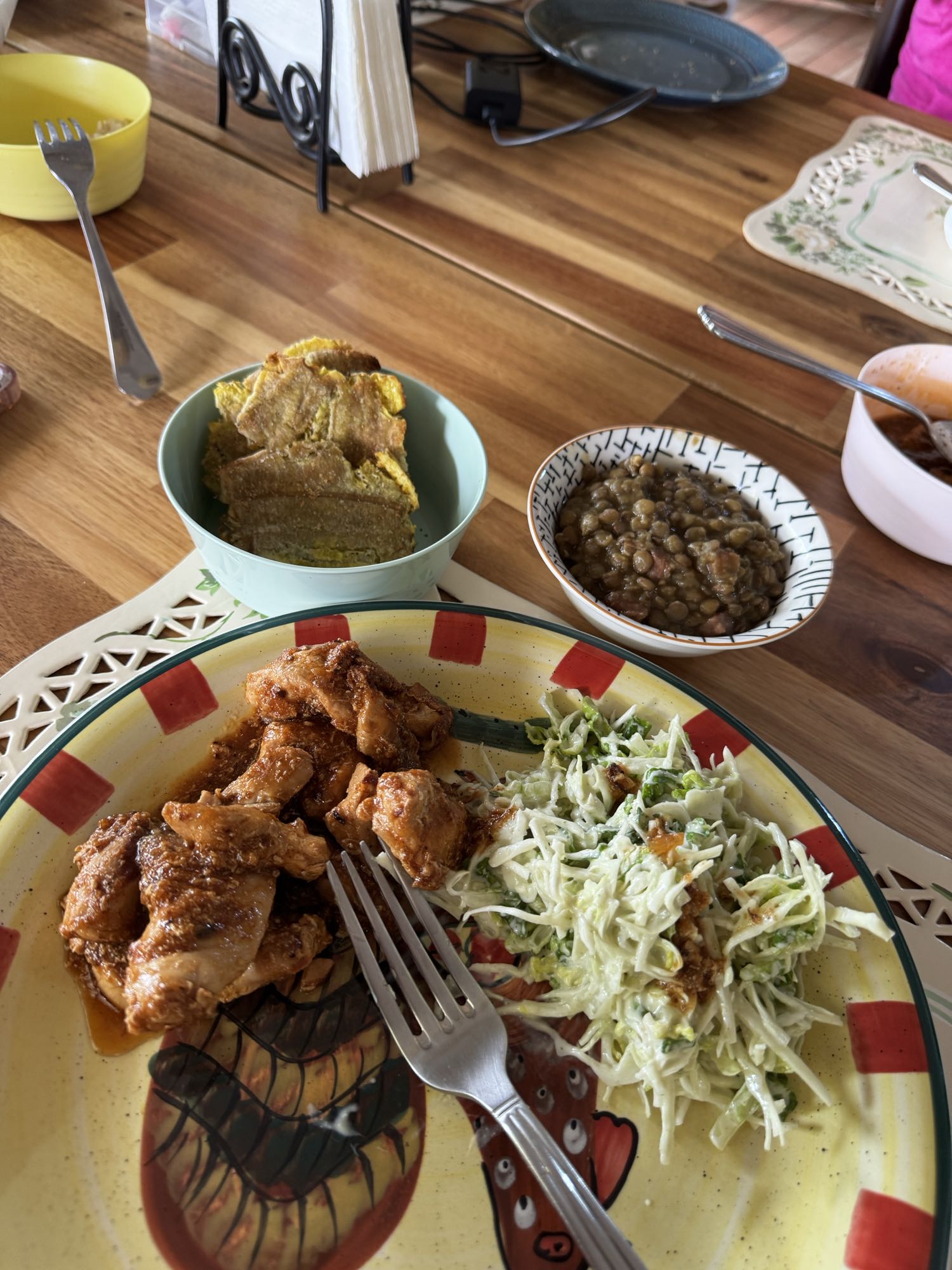 pollo con ensalada y lentejas