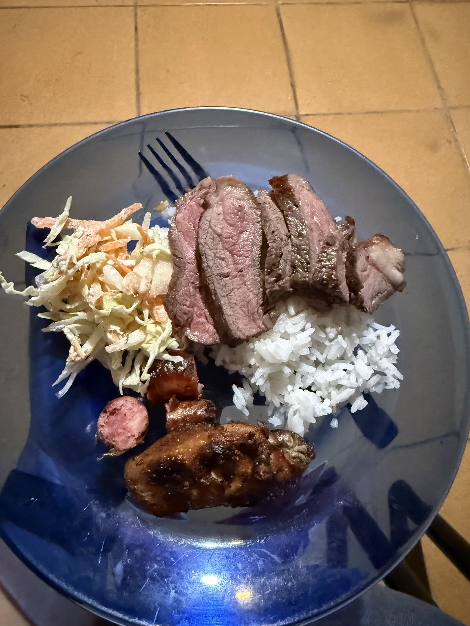 Arroz com carnes e salada