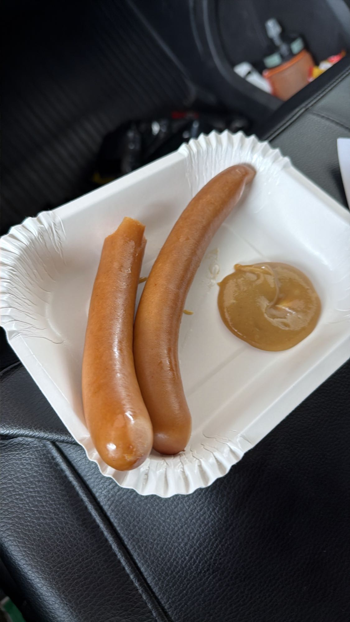 Två korvar med senap