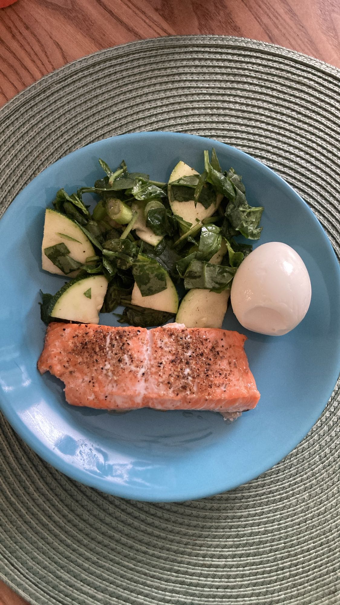 Lax med sallad och ägg