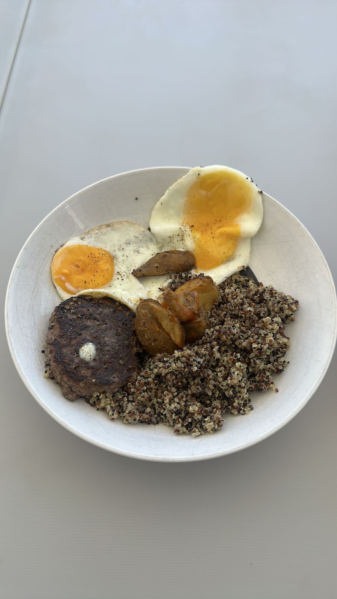 Bol quinoa oeufs steak