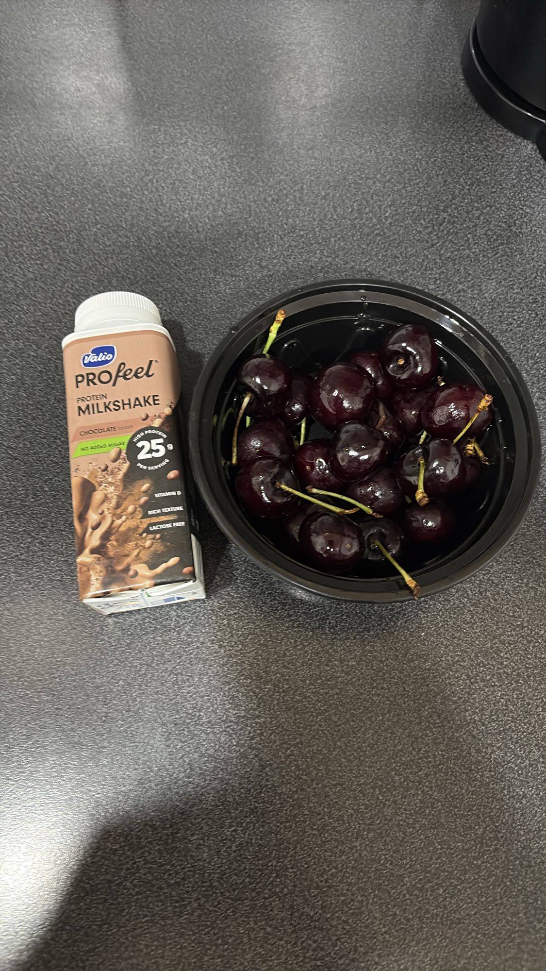 Proteindrikk og kirsebær