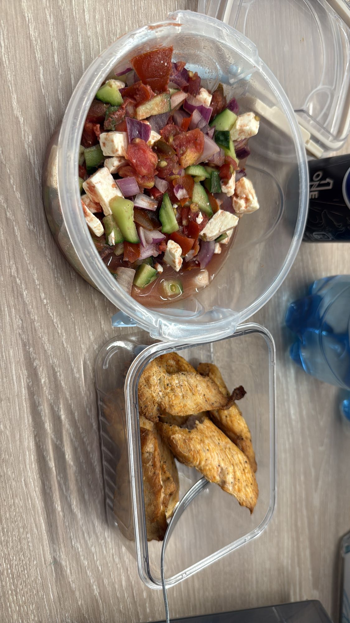 Salată cu pui și feta