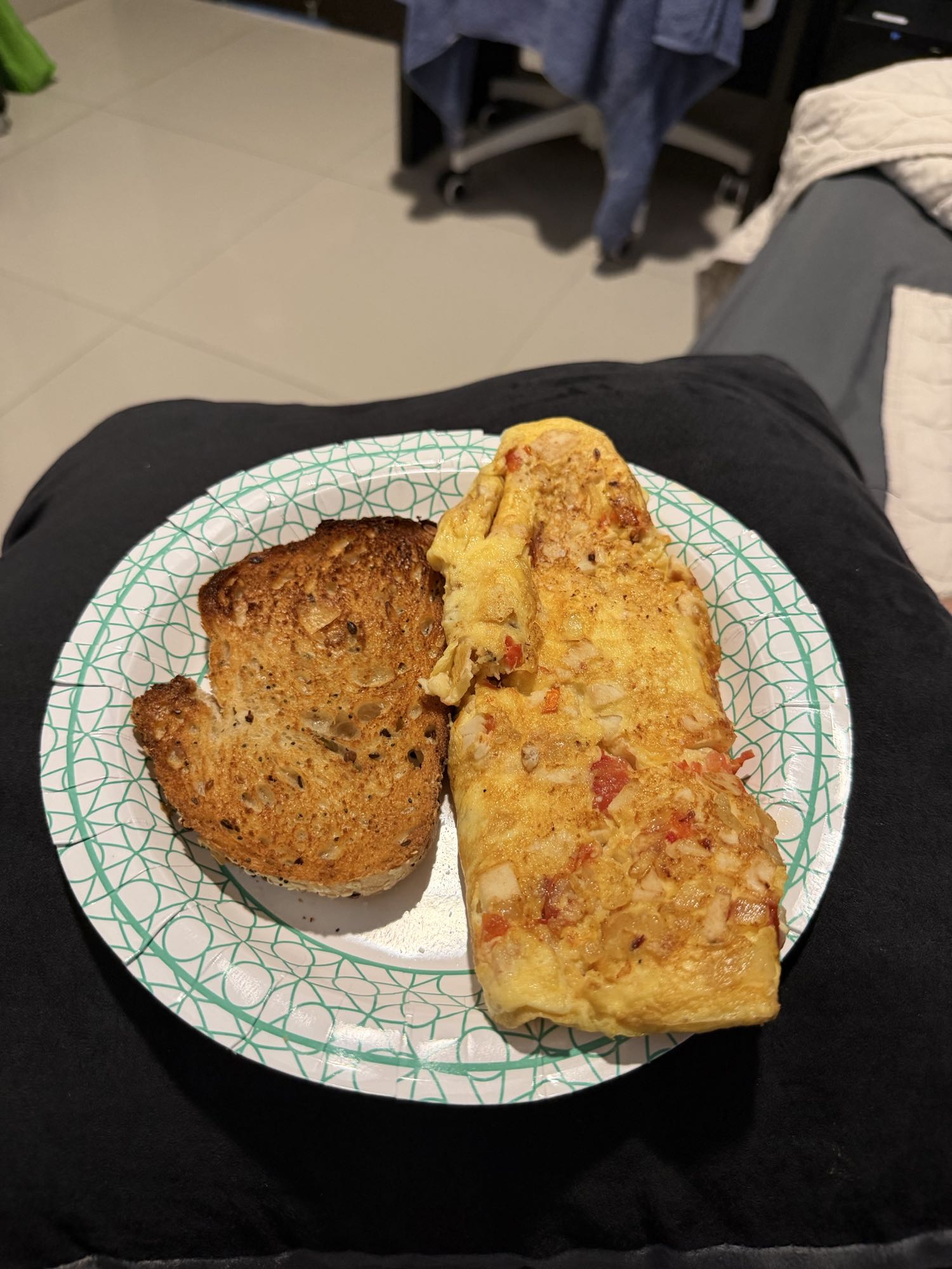 omelet con tostada