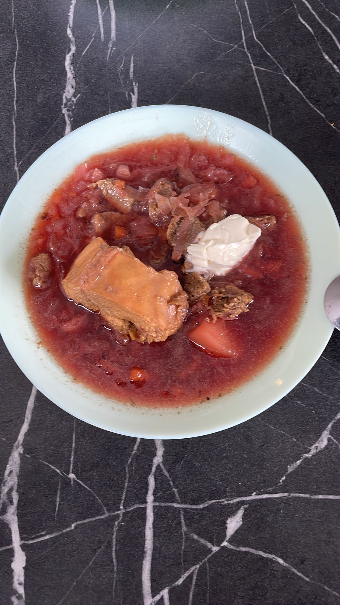 Rödbetssoppa med vitkål, oxfilé och höns