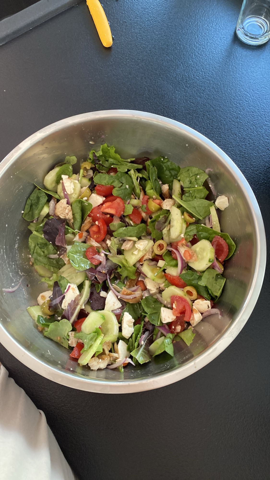 Salată cu pui și feta