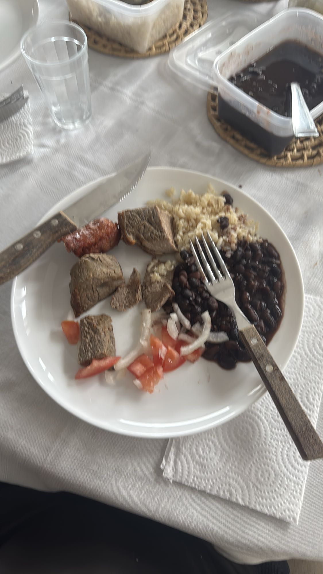 Prato com feijão e carne