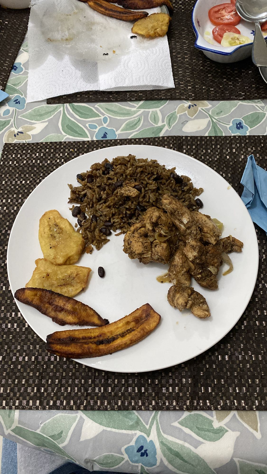 arroz con pollo y plátano