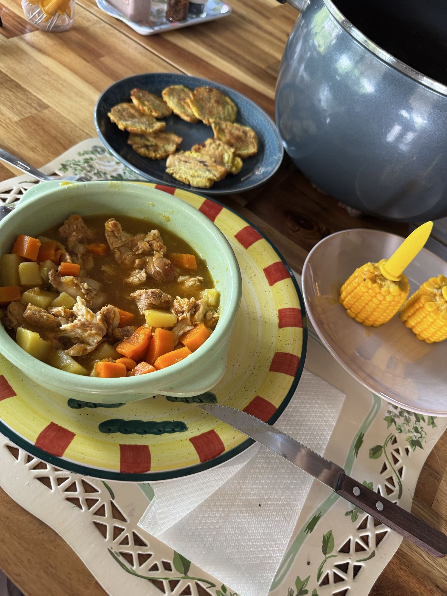 sancocho con tostones