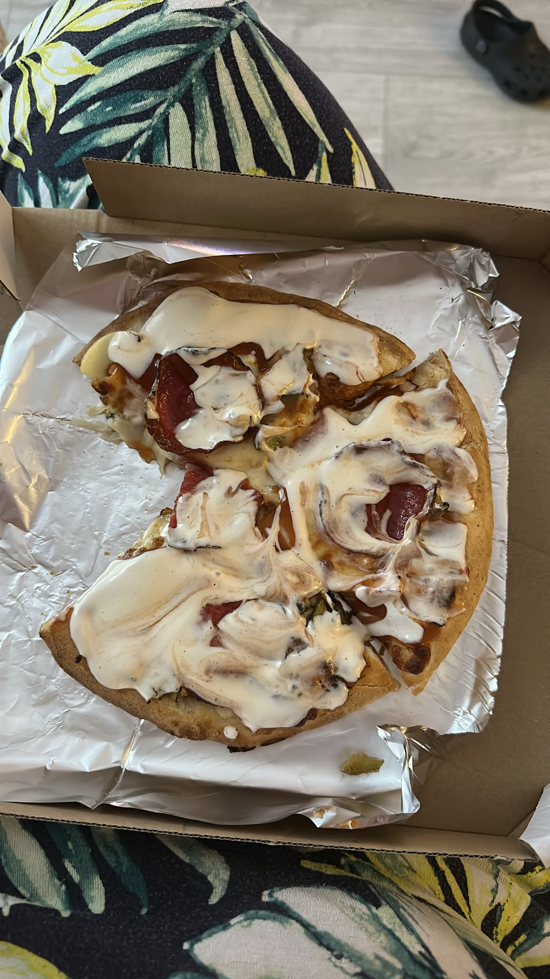 Pizza z salami i sosem