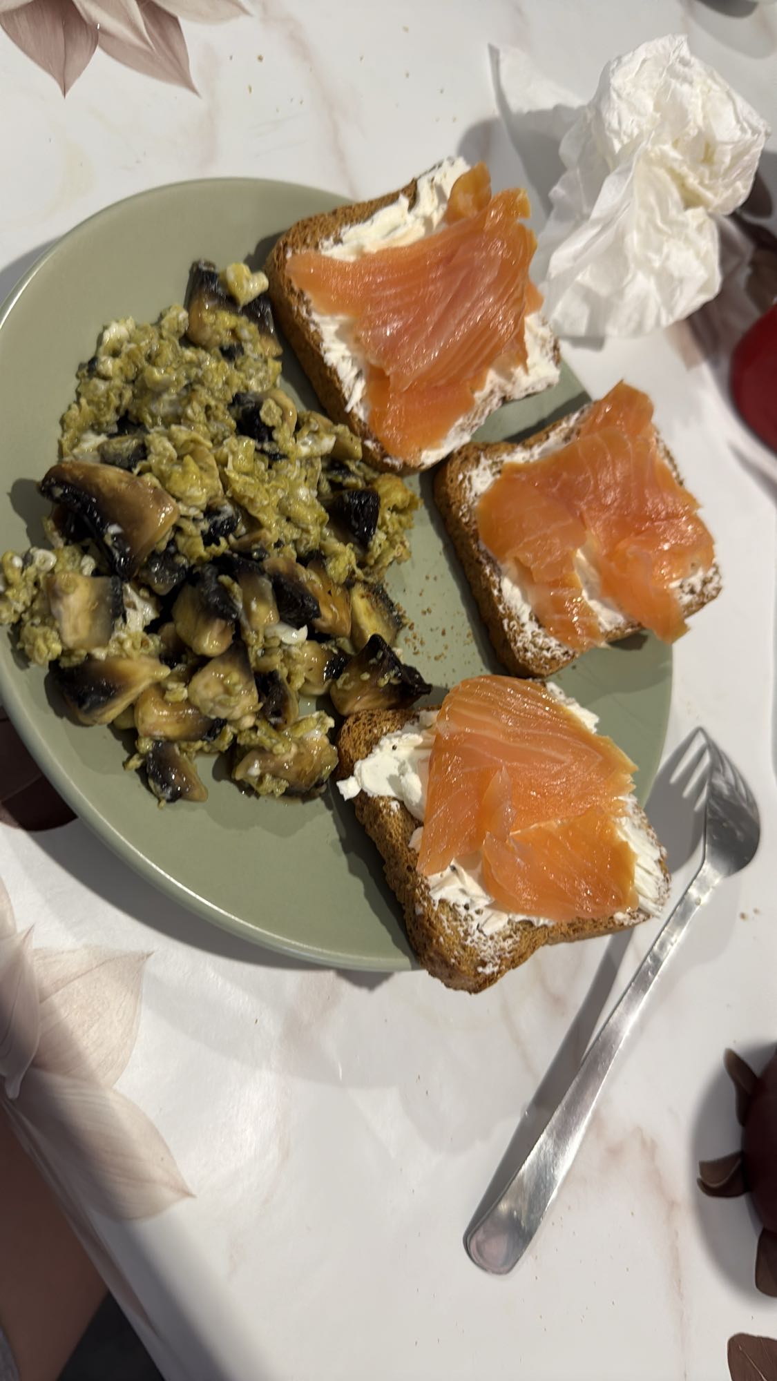 Toast cu somon si oua