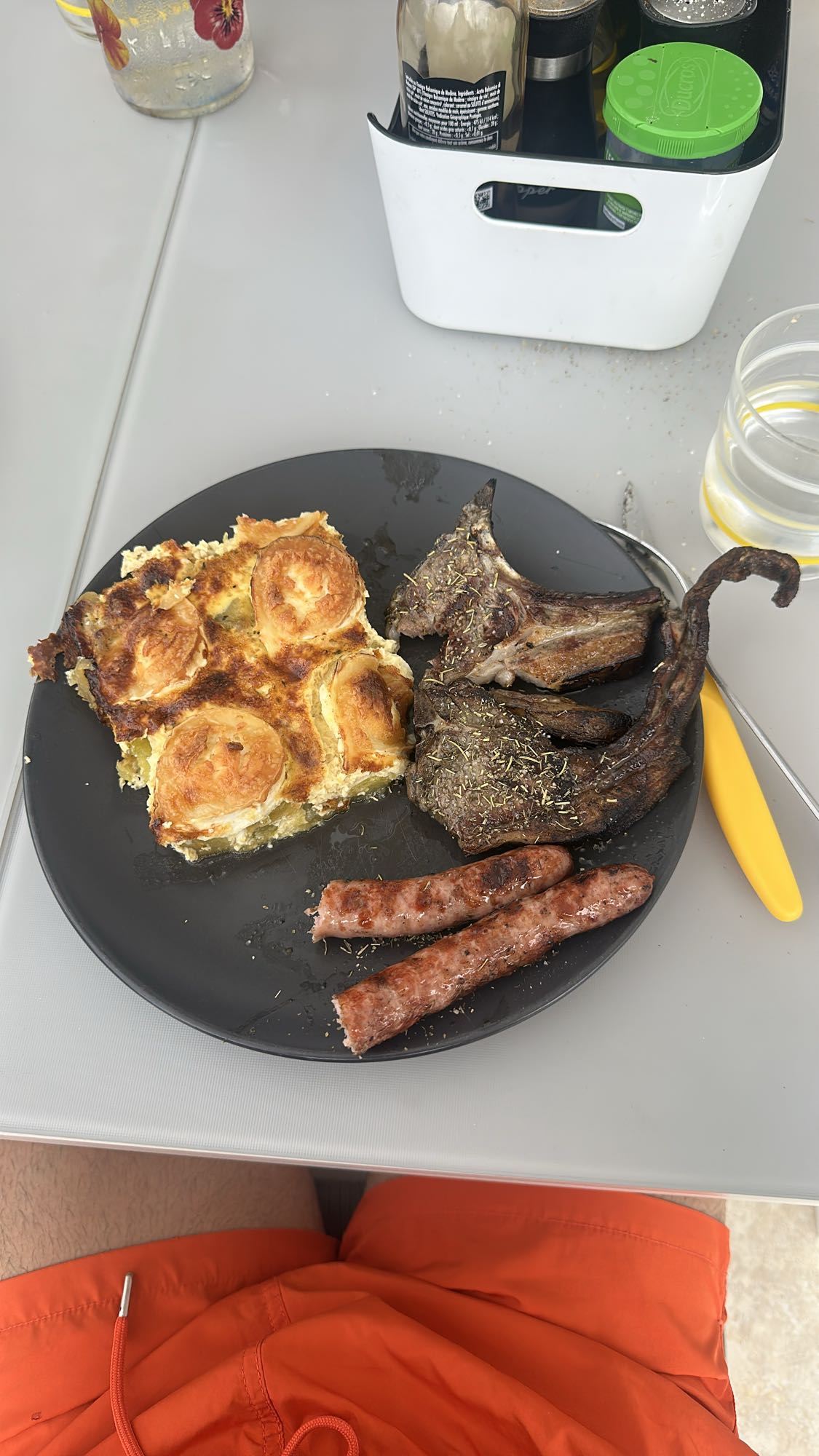 Côtelettes, saucisse et gratin courgettes chèvre
