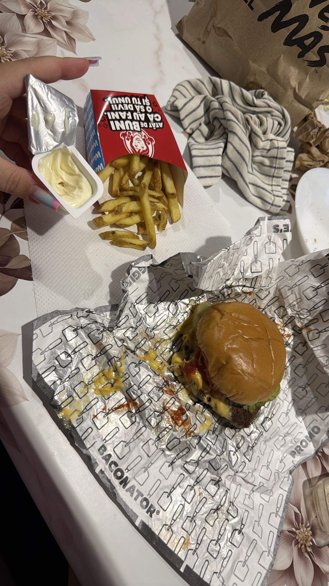 Burger cu cartofi si sos