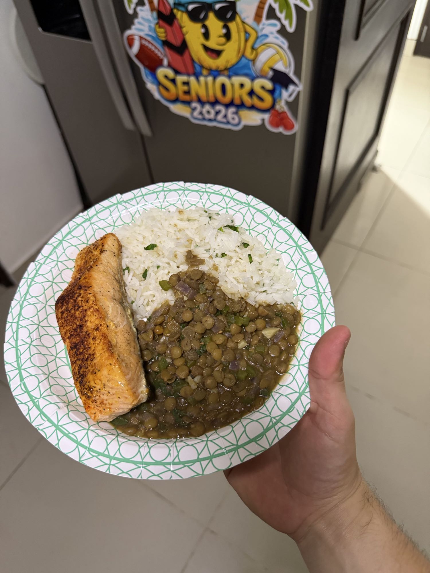 salmón asado con arroz jazmín y lentejas