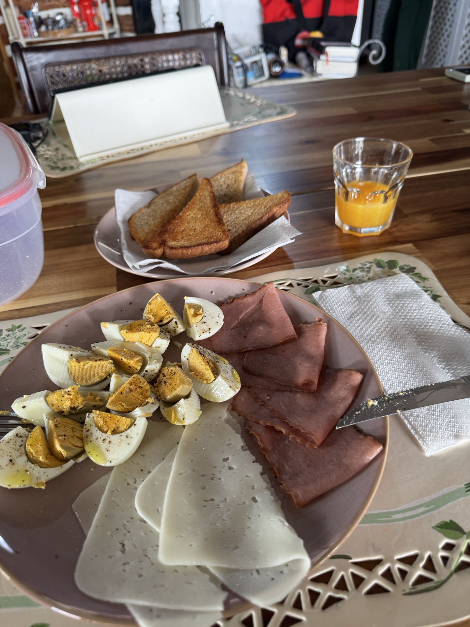 desayuno con huevo y jamon