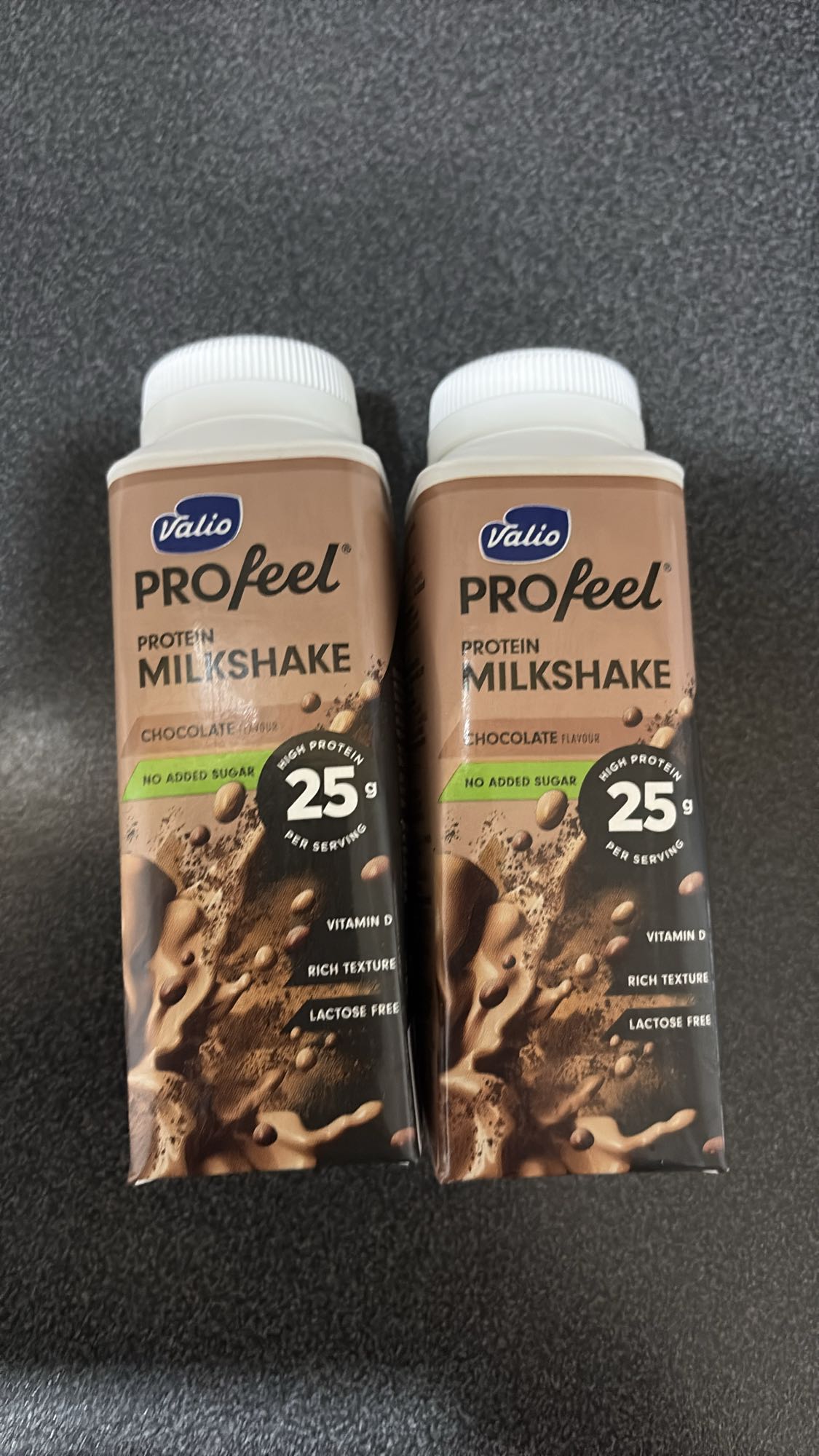 To proteinsjokoladedrikker
